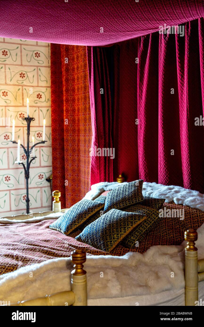 Lit à baldaquin à l'intérieur du lit King Edward I à la Tour de Londres, Londres, Royaume-Uni Banque D'Images