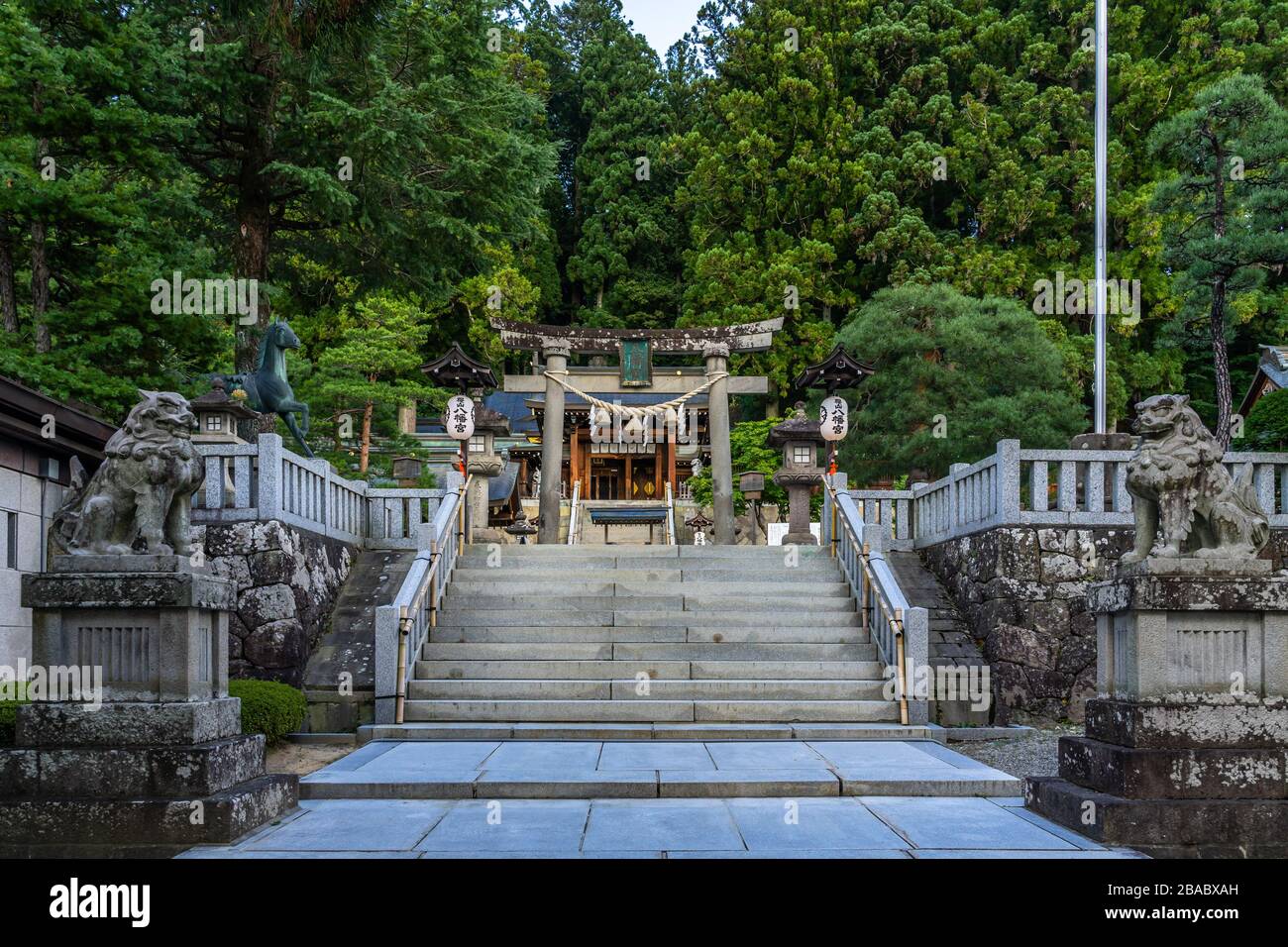 Étapes menant au sanctuaire Sakurayama Hachimangu le plus ancien sanctuaire Shinto de Takayama, Japon Banque D'Images