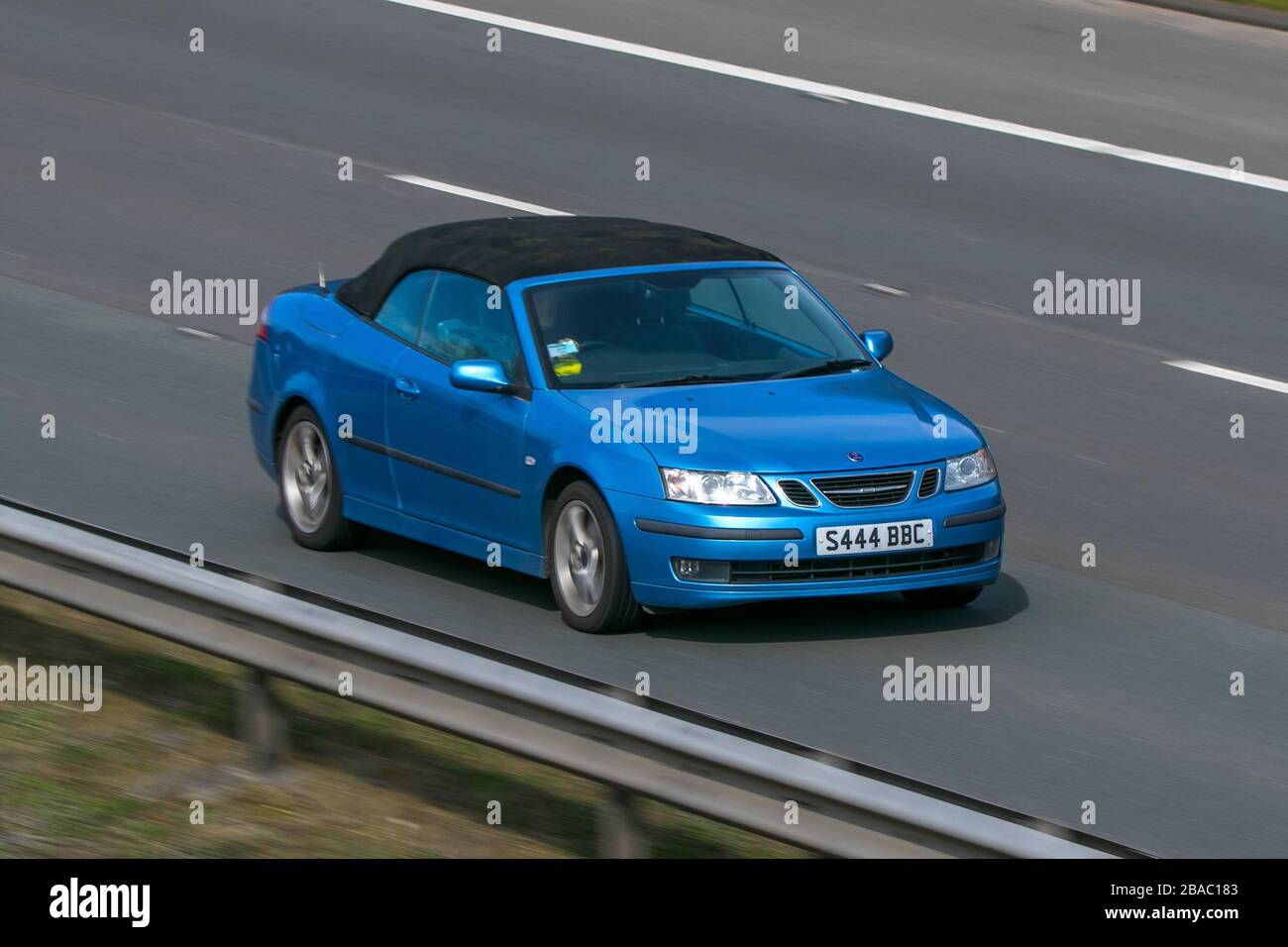 S444BBC 2006 Saab 9-3 Vector 150 BHP Blue car Pétrol en voiture sur l'autoroute M6 près de Preston dans Lancashire, Royaume-Uni Banque D'Images
