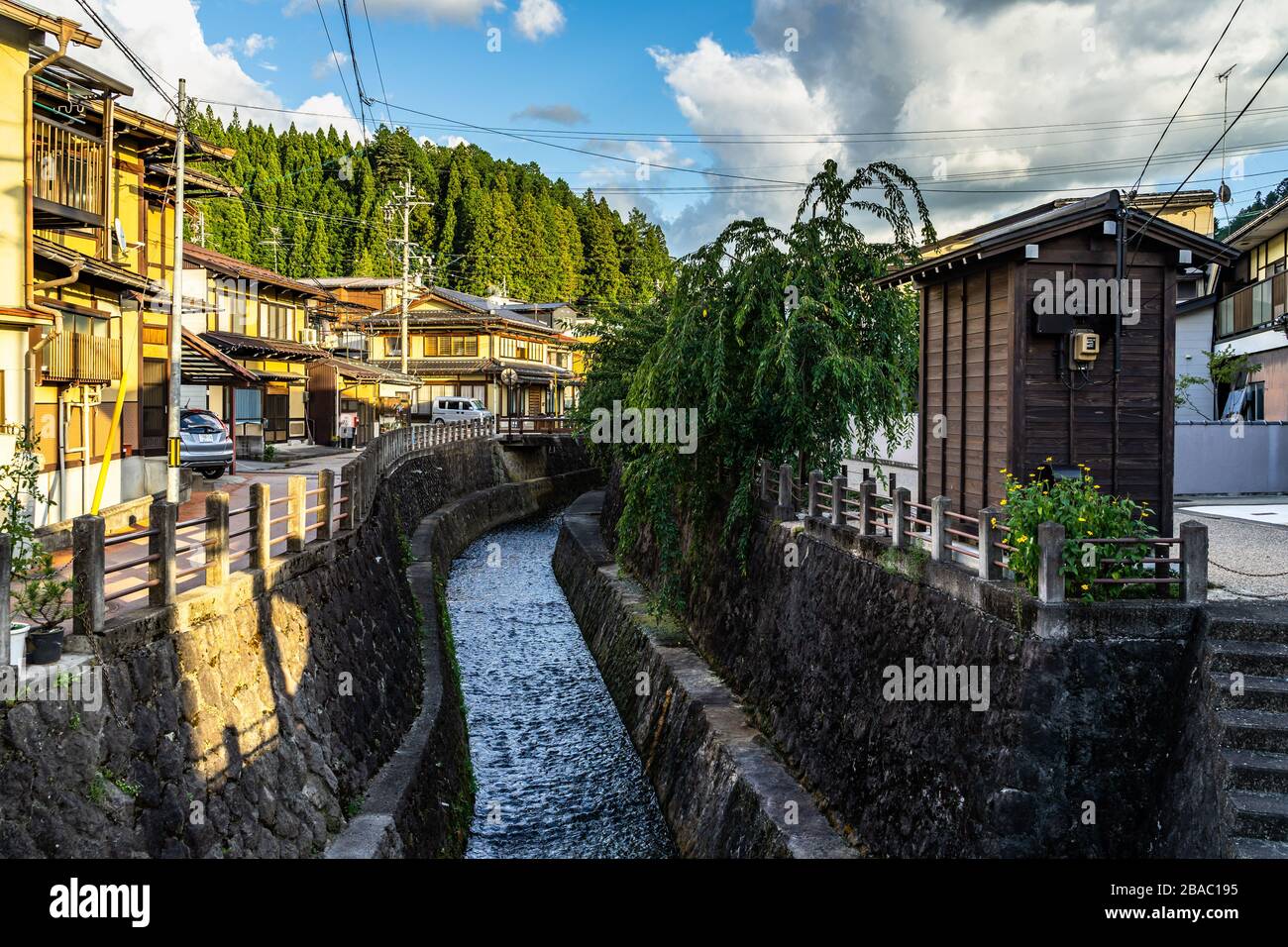 Vue sur un petit canal pittoresque de Takayama, une belle vieille ville au coeur des Alpes japonaises, préfecture de Gifu Banque D'Images