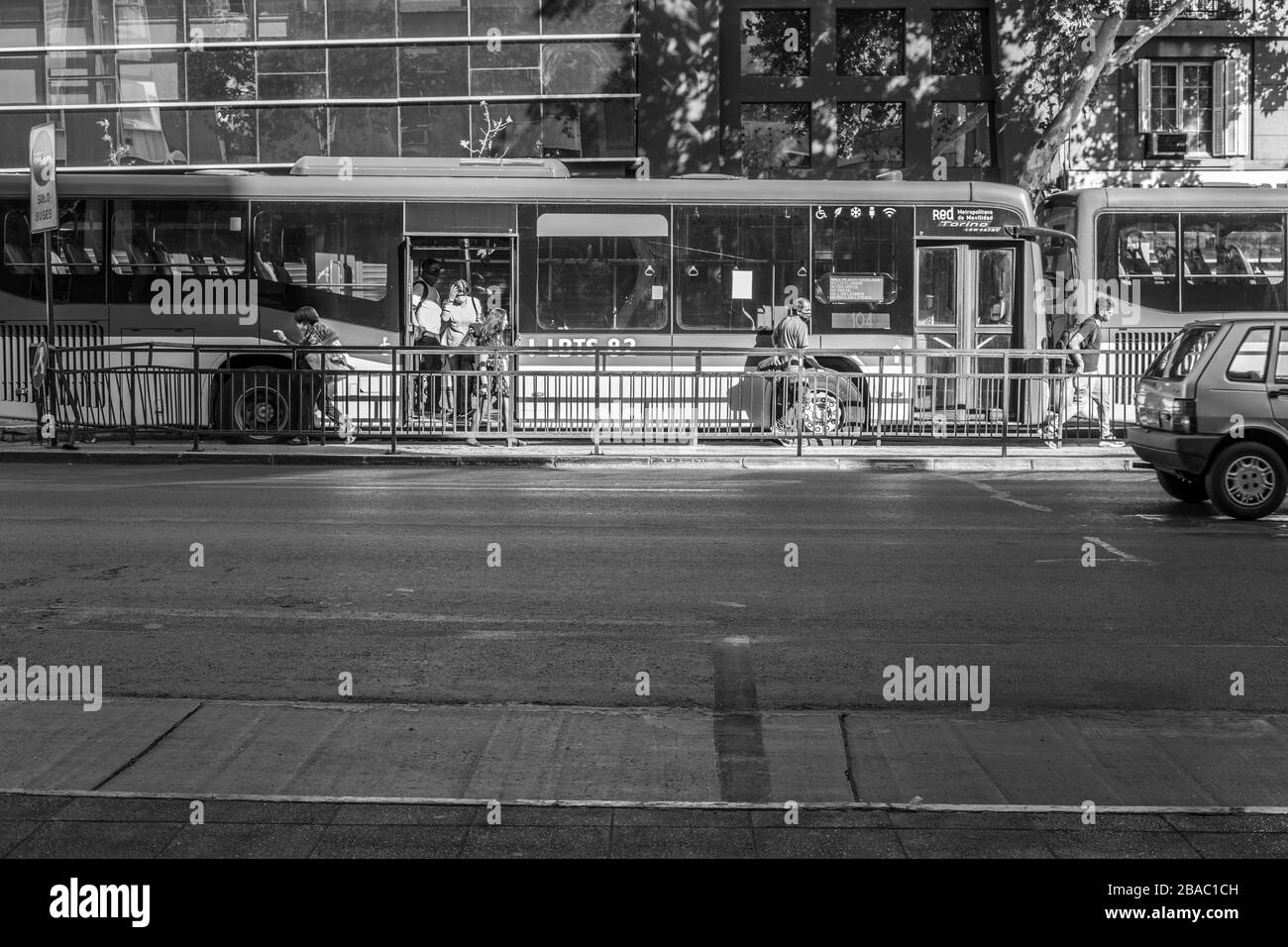 Les transports publics avec des bus vides dans les rues Providencia au cours des dernières heures avant que le COVID-19 Coronavirus ne verrouille Santiago, Chili, 26.03.2020 Banque D'Images