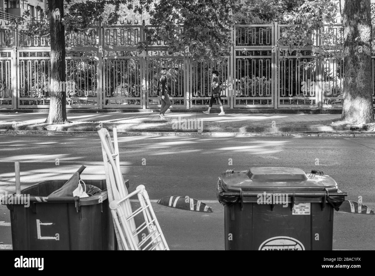 Les vrais gens s'inquiétaient et marchaient dans les rues de Providencia au cours des dernières heures avant le couvre-feu en raison de la maladie de coronavirus COVID-19 Banque D'Images