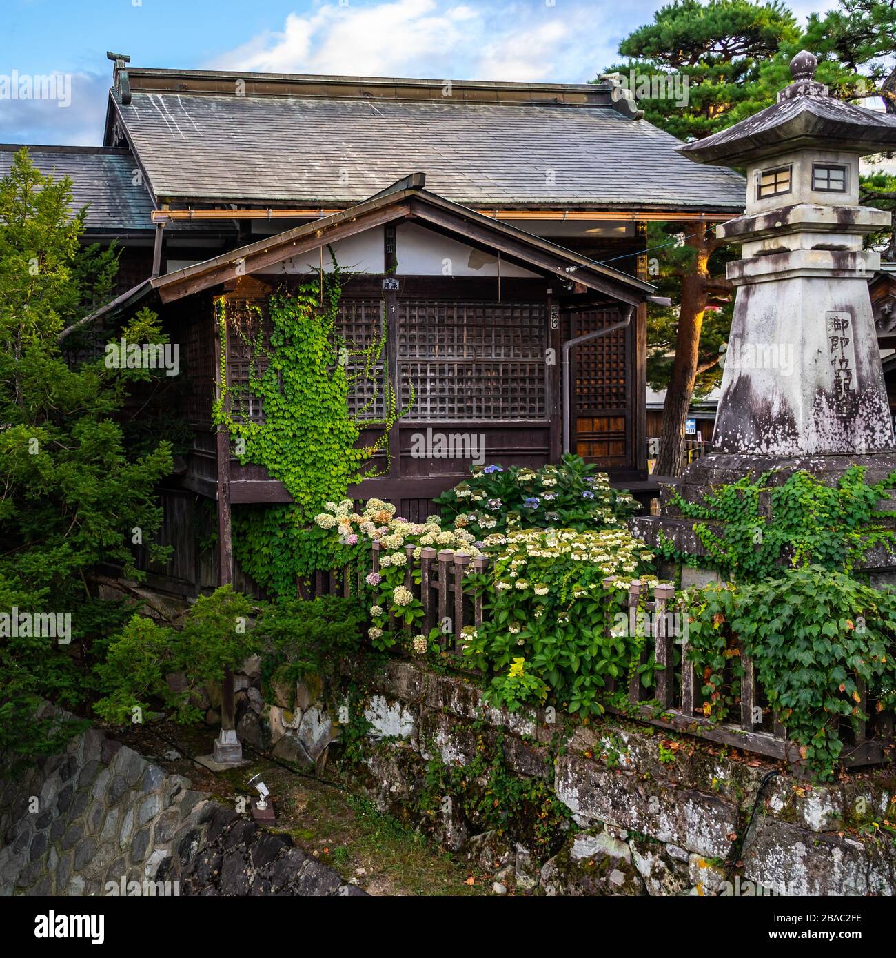 Une maison en bois typique à Takayama, une ville japonaise au coeur des Alpes du Japon avec une vieille ville magnifiquement préservée Banque D'Images