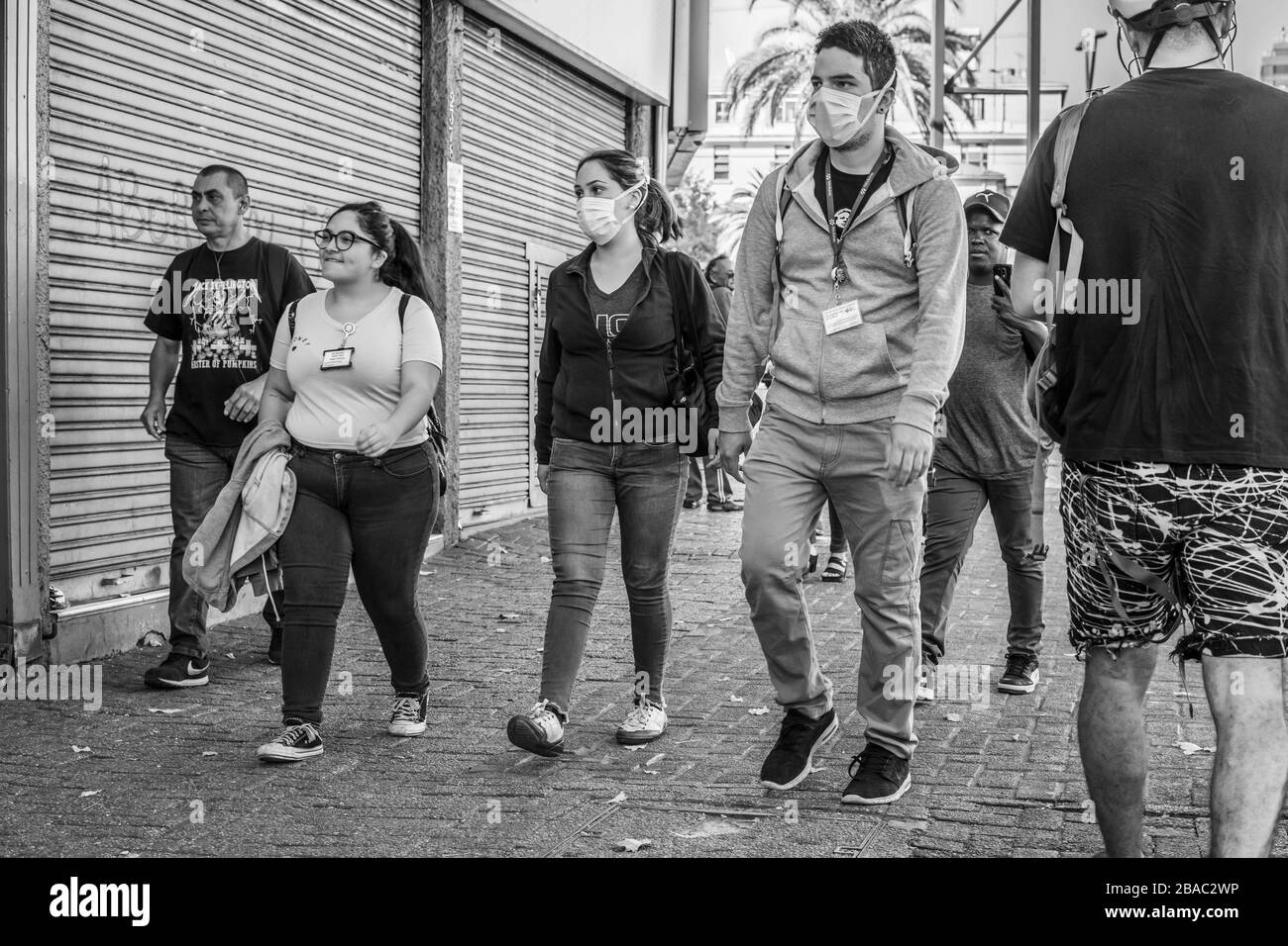 Les vrais gens s'inquiétaient et marchaient dans les rues de Providencia au cours des dernières heures avant le couvre-feu en raison de la maladie de coronavirus COVID-19 Banque D'Images