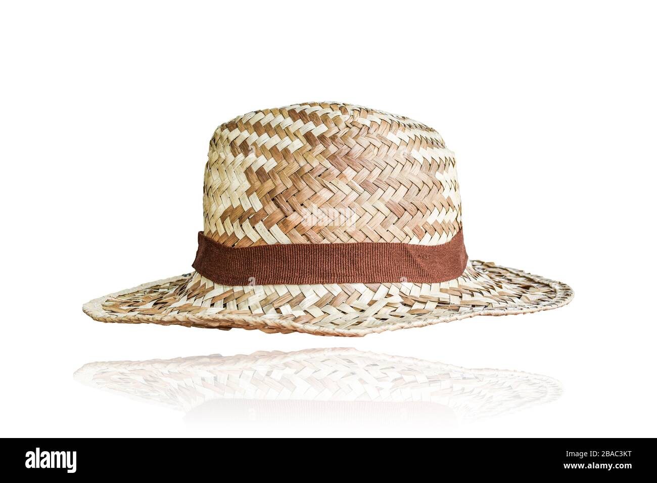 Chapeau de bambou panama isolé sur fond blanc. Objet avec chemin de découpe. Banque D'Images