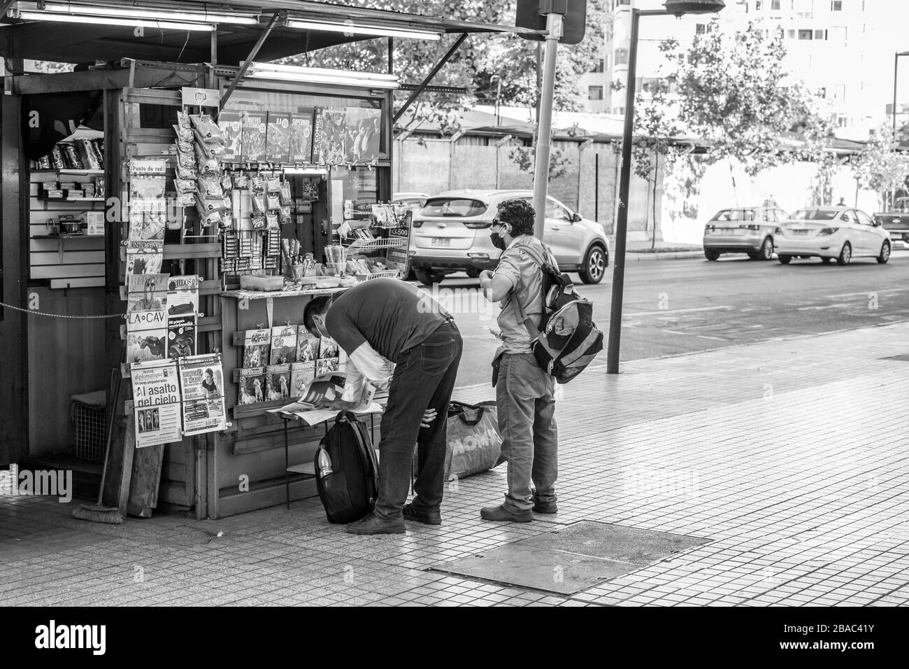 Les vrais acheteurs dans une petite entreprise des rues Providencia au cours des dernières heures avant le couvre-feu en raison de la maladie de coronavirus COVID-19 Banque D'Images