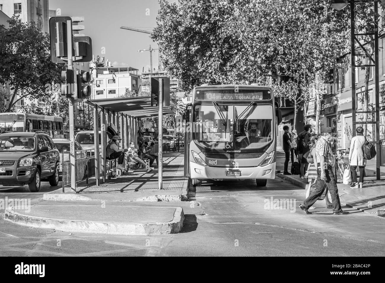 Les transports publics avec des bus vides dans les rues Providencia au cours des dernières heures avant que le COVID-19 Coronavirus ne verrouille Santiago, Chili, 26.03.2020 Banque D'Images