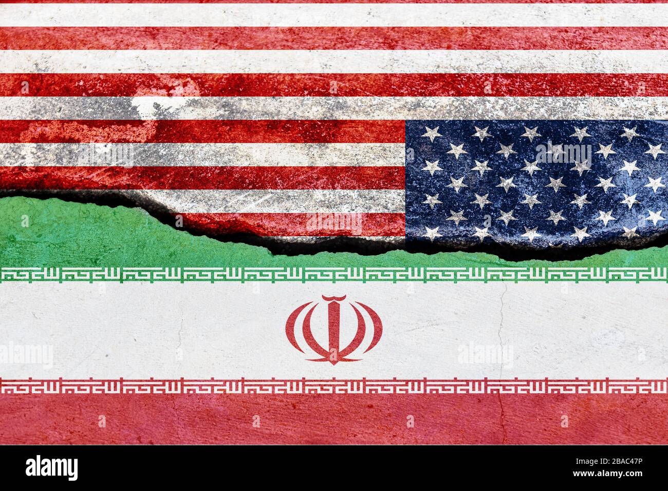 Drapeau des États-Unis et de l'Iran sur fond de mur de béton fissuré. Concept de conflit entre l'Amérique de guerre et l'Iran Banque D'Images