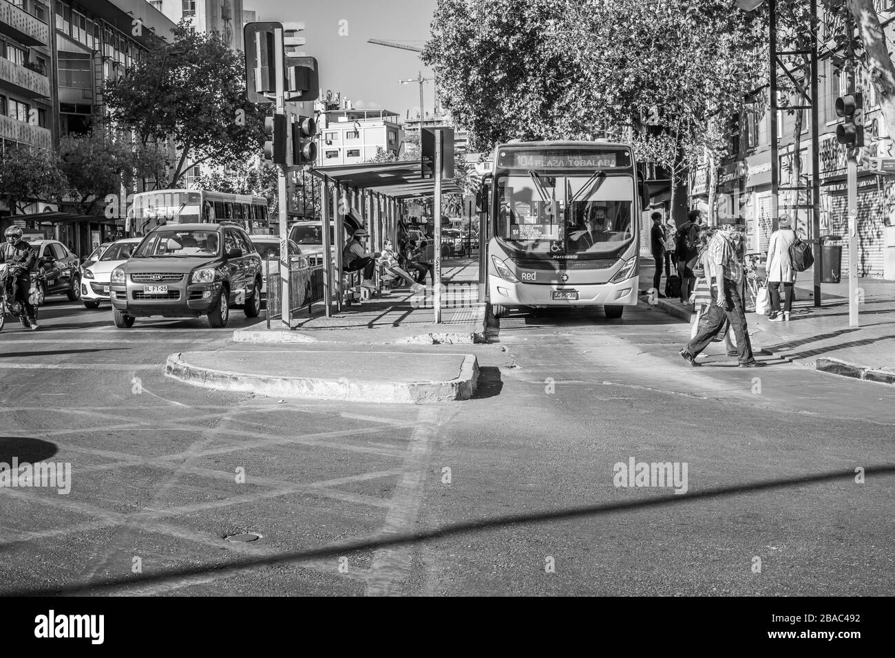 Les transports publics avec des bus vides dans les rues Providencia au cours des dernières heures avant que le COVID-19 Coronavirus ne verrouille Santiago, Chili, 26.03.2020 Banque D'Images