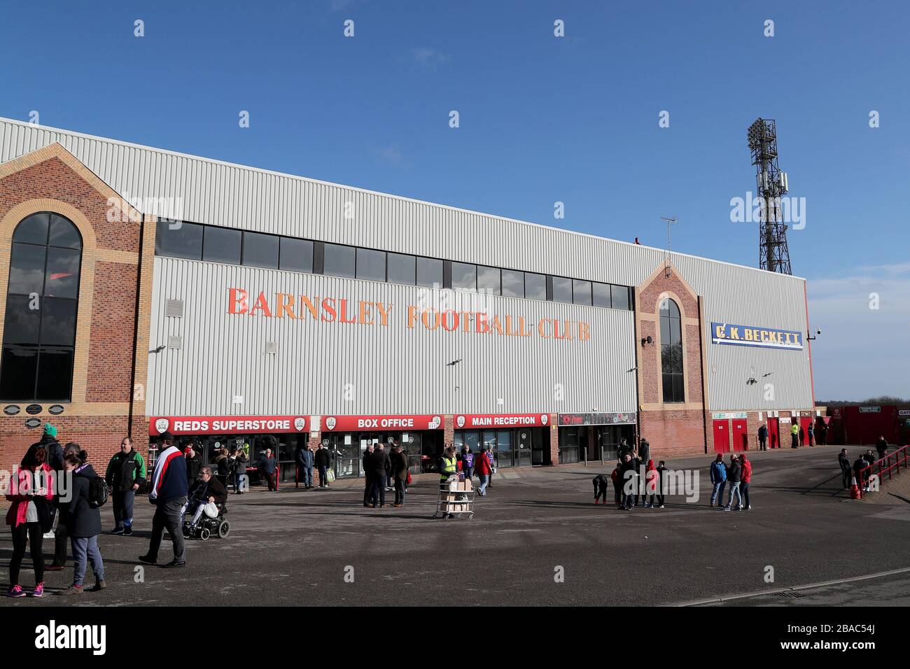 Une vue générale du terrain de football d'Oakwell avant le match Banque D'Images