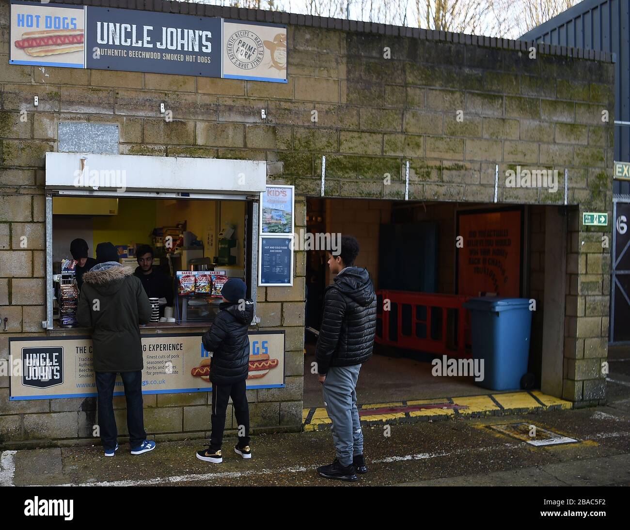 Spectateurs à un point de restauration à Adams Park, où se trouve Wycombe Wanderers Banque D'Images