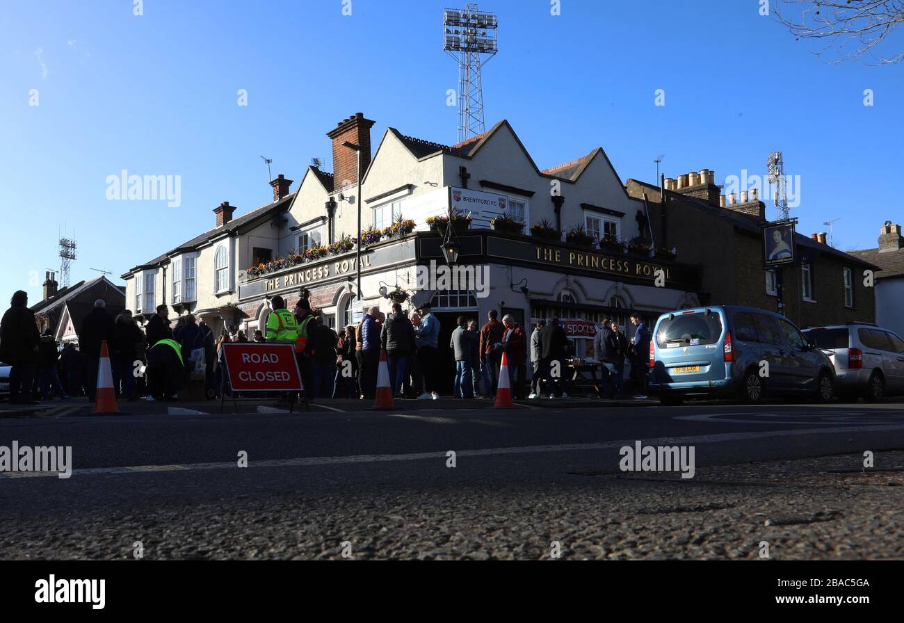 Vue générale sur le pub Princess Royal à l'extérieur de Griffin Park avant le match Banque D'Images