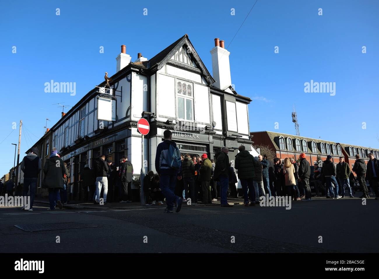 Vue générale sur le pub Brook à l'extérieur de Griffin Park avant le match Banque D'Images