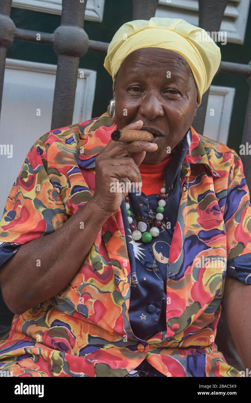 Femme fumant un cigare, La Havane, Cuba Banque D'Images