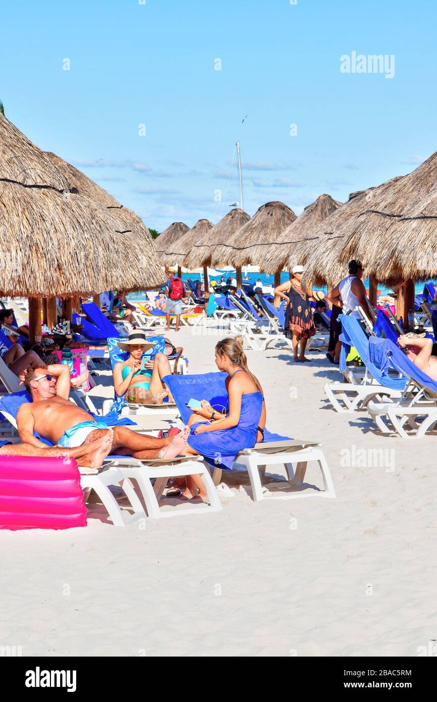 Riviera Maya, Mexique - 28 décembre 2019: Plage bondée remplie de personnes jouant et bronzer à Riviera Maya sur la côte des Caraïbes de Cancun, Mexique Banque D'Images