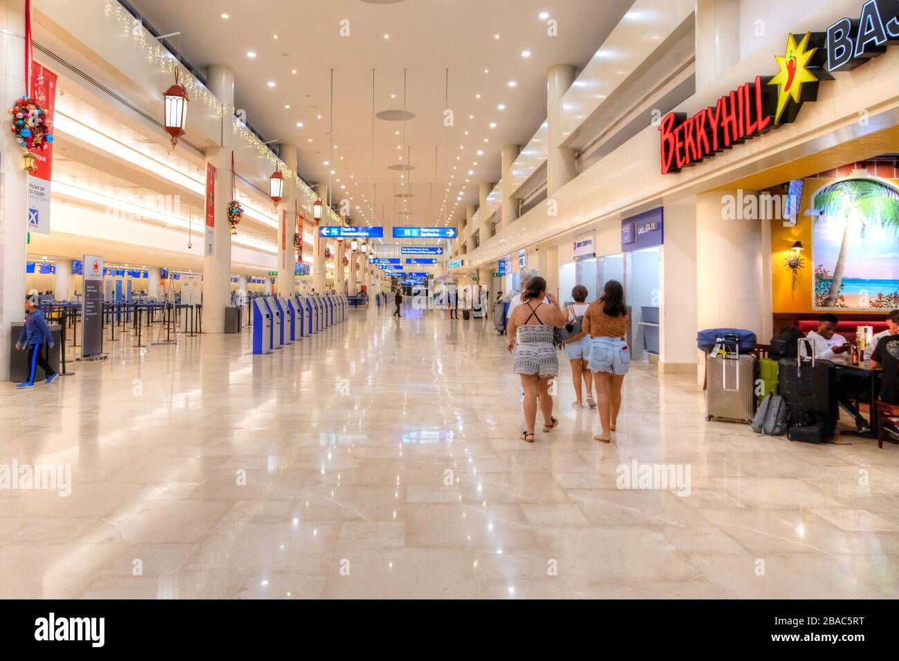 Cancun, Mexique - 28 décembre 2019: Passagers à la salle de départ de l'aéroport international de Cancun à Quintana Roo, sur la côte des Caraïbes du Mexique y Banque D'Images