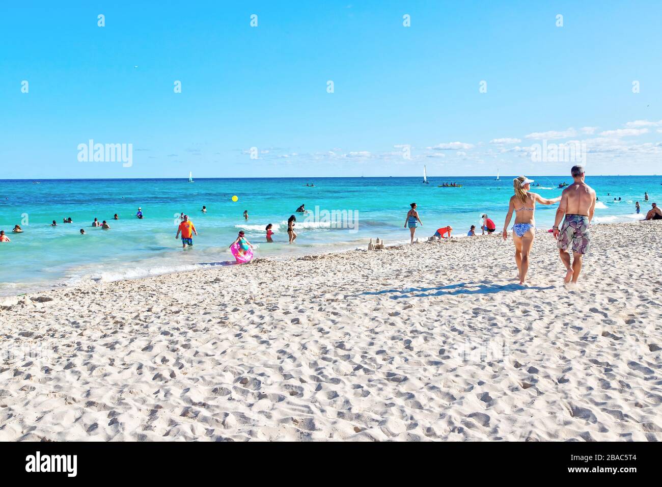 Riviera Maya, Mexique - 28 décembre 2019: Les touristes visitent la plage de Riviera Maya sur la côte des Caraïbes de Cancun, Mexique, dans la péninsule du Yucatan. Banque D'Images