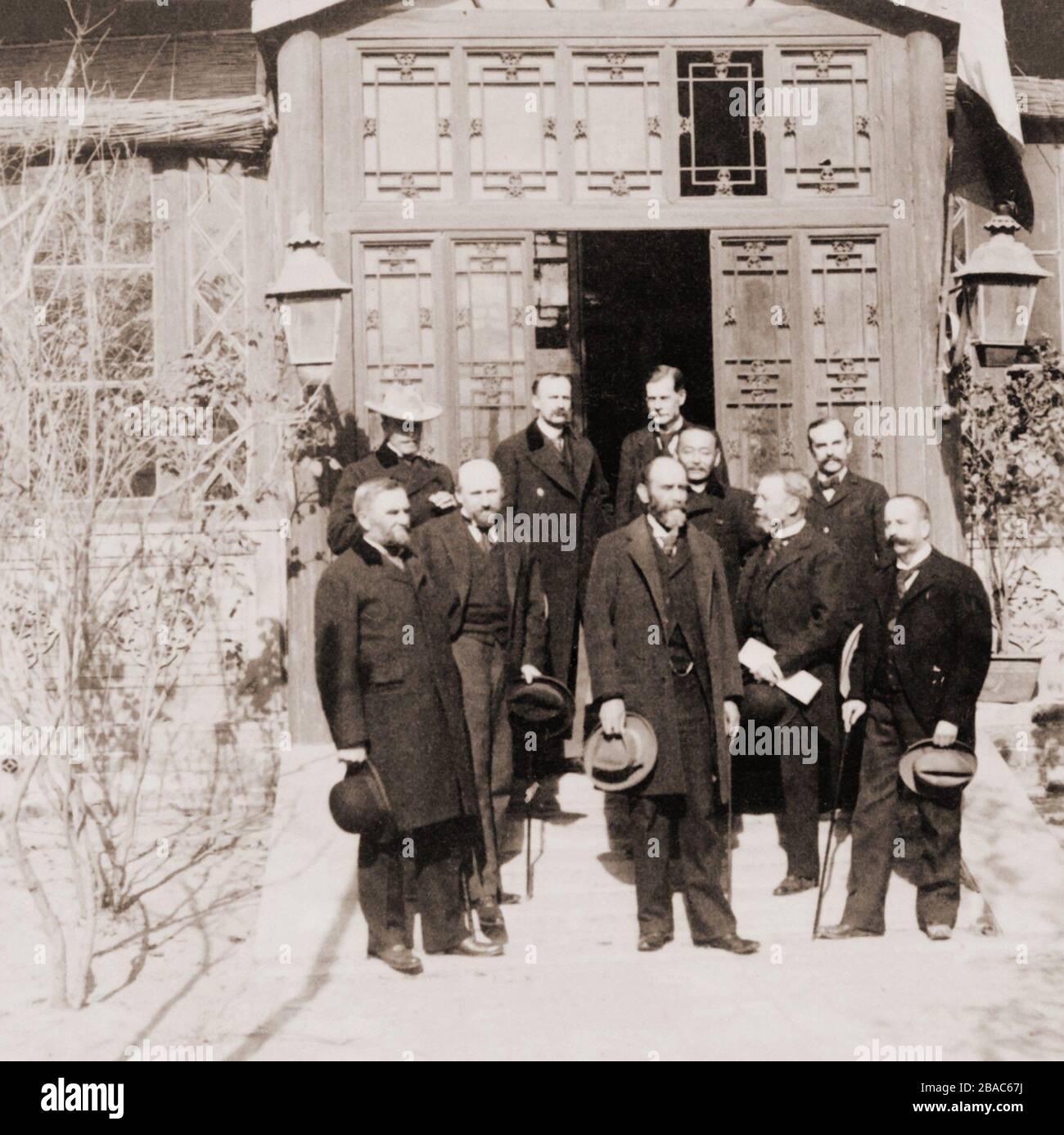 Les ministres des puissances étrangères ont négocié le Protocole Boxer en janvier 1901. Le protocole punitif « diplomatique » exigeait l'exécution de 10 hauts fonctionnaires chinois pour l'assassinat d'étrangers et une amende de 333 millions de dollars en 1901 pour réparation de guerre en Chine (BSLOC_2017_20_38) Banque D'Images