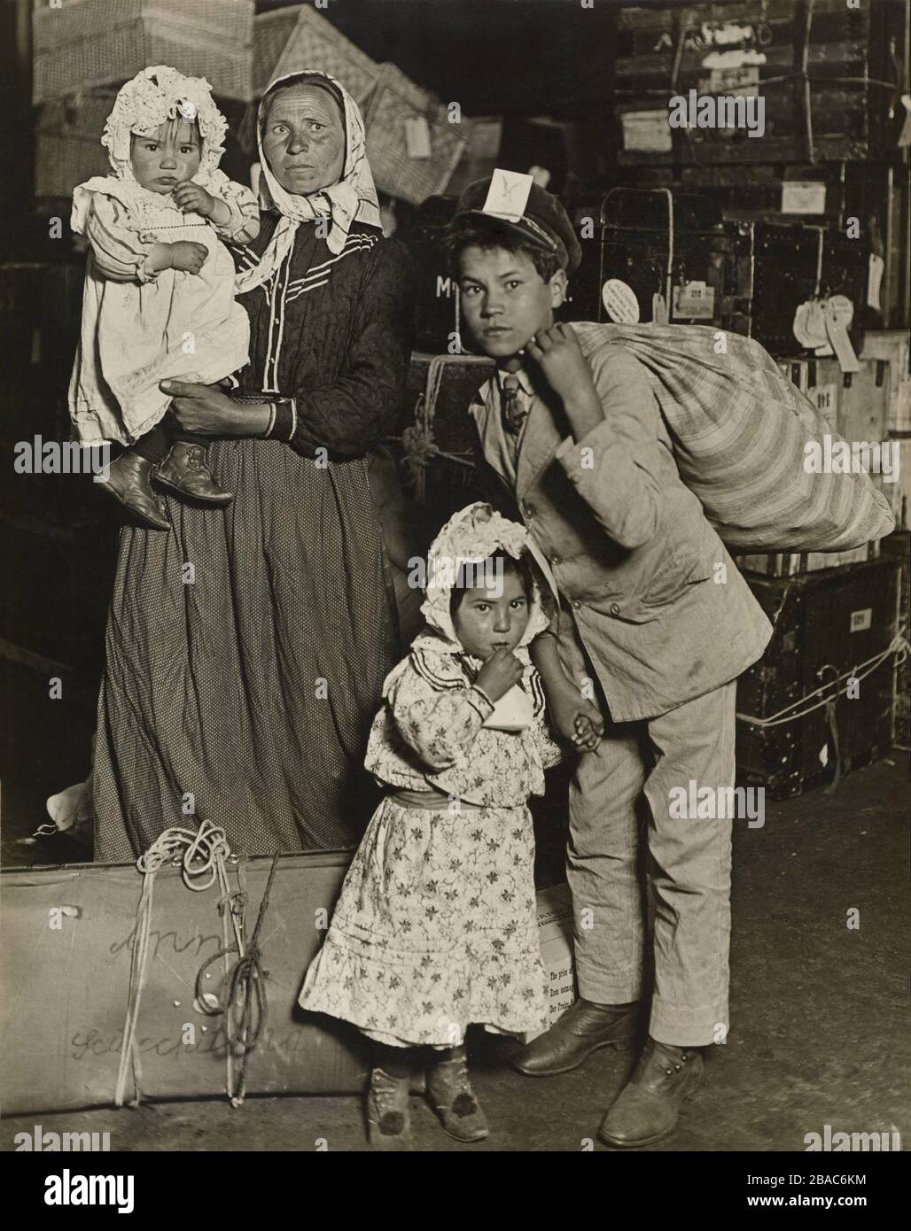 Mère immigrée italienne avec trois enfants à Ellis Island, mai 1908. Elle  est Anna Schiacchitano de Sicile, arrivant aux États-Unis pour rejoindre  son mari, Giovanni Gustazzo, à Scranton, en Pennsylvanie. Les noms