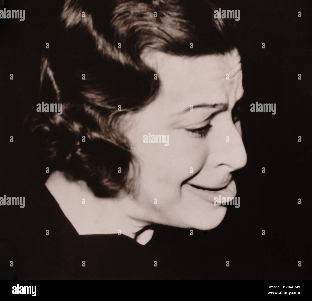L'actrice comique Fanny Brice a joué dans une série très populaire de comédie radio, LE SPECTACLE DE SNOOKS DE BÉBÉ. Ici, elle est photographiée en caractère avec une expression faciale contentée, c. 1945-50 (BSLOC_2018_3_14) Banque D'Images