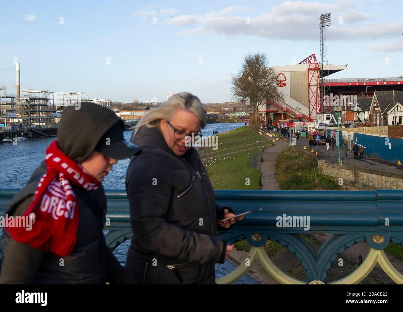 Vue générale sur les fans de Nottingham Forest avec le terrain de la ville visible pendant qu'ils font leur chemin au match sur le pont Trent Banque D'Images