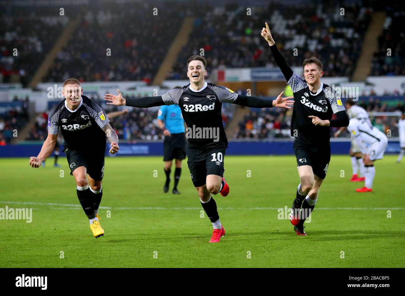 Tom Lawrence (centre) du comté de Derby célèbre son troisième but du jeu Banque D'Images