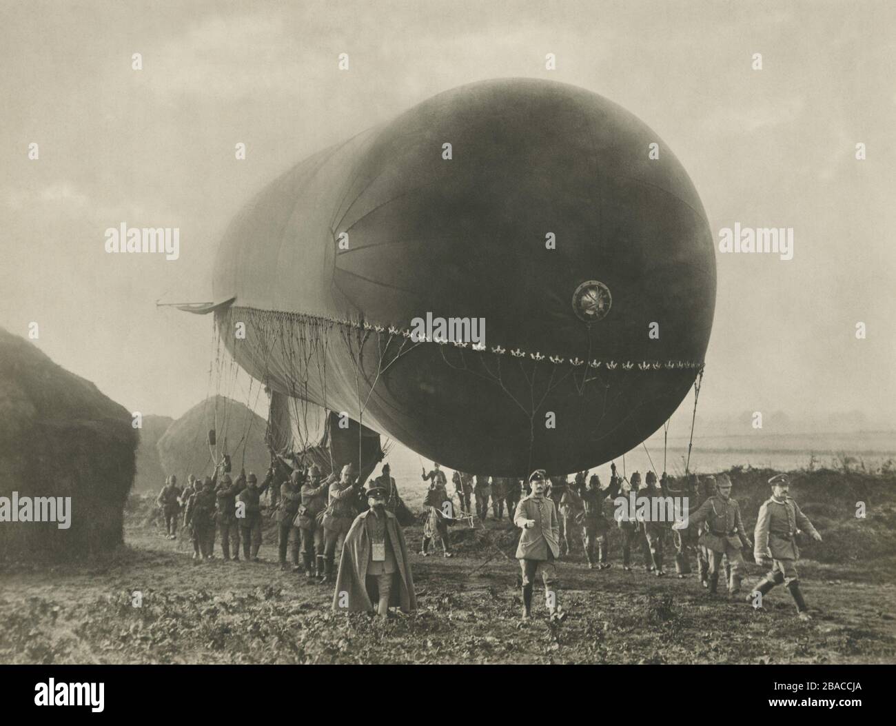Première Guerre mondiale un ballon d'observation allemand est mis en place  pour être élevé sur les terres agricoles de Champagne, France (BSLOC 2020 2  121 Photo Stock - Alamy