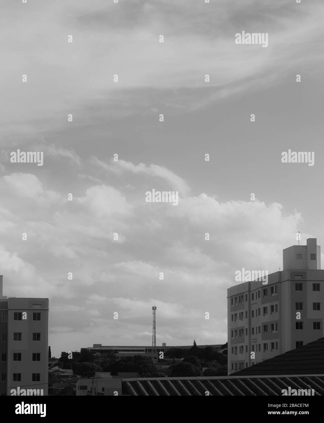 Deux bâtiments, dans une ville urbaine au ton noir et blanc. Banque D'Images