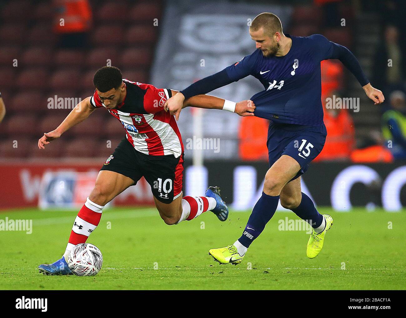 Les batailles de Che Adams de Southampton pour possession avec Eric Dier de Tottenham Hotspur Banque D'Images