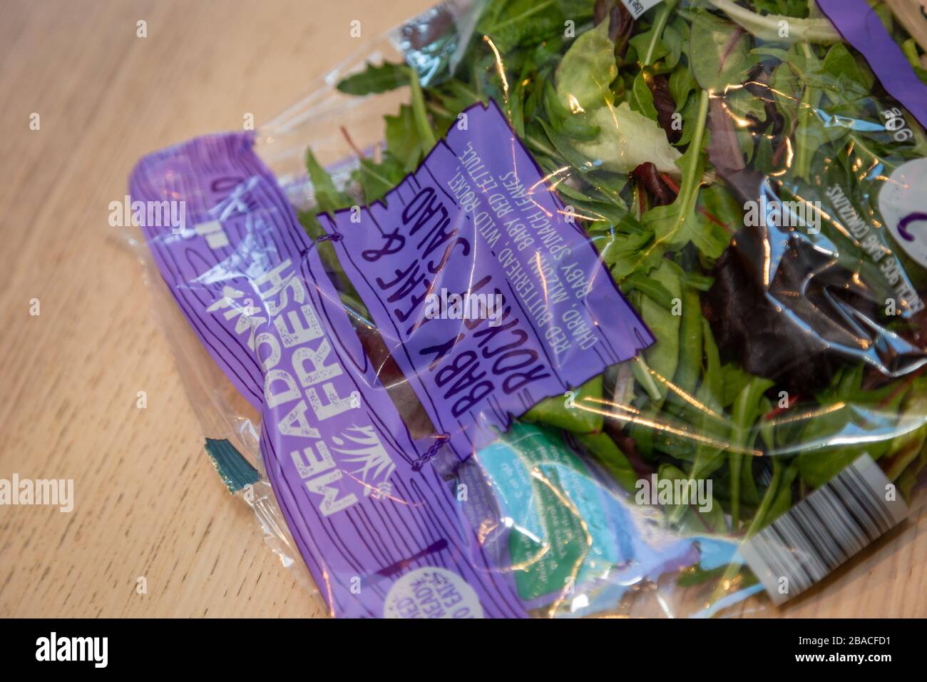 Salade de feuilles de bébé et de roquette emballées Lild Banque D'Images