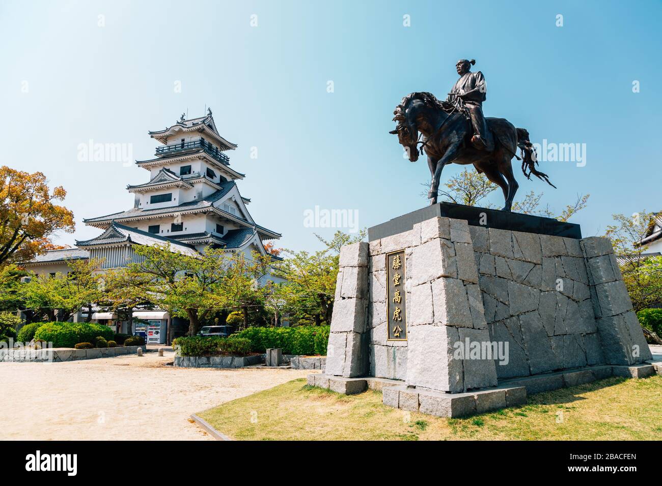 Ehime, Shikoku, Japon - 21 avril 2019 : Château d'Imabari et statue de Todo Takatora Banque D'Images