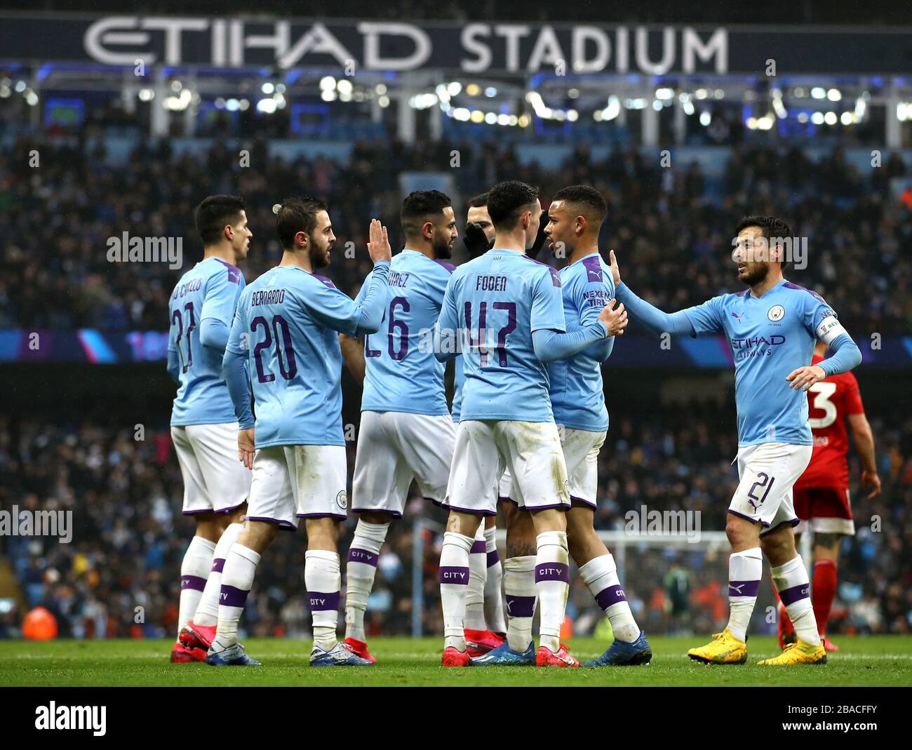 Bernardo Silva (au centre) de Manchester City célèbre son deuxième but du match avec des coéquipiers Banque D'Images