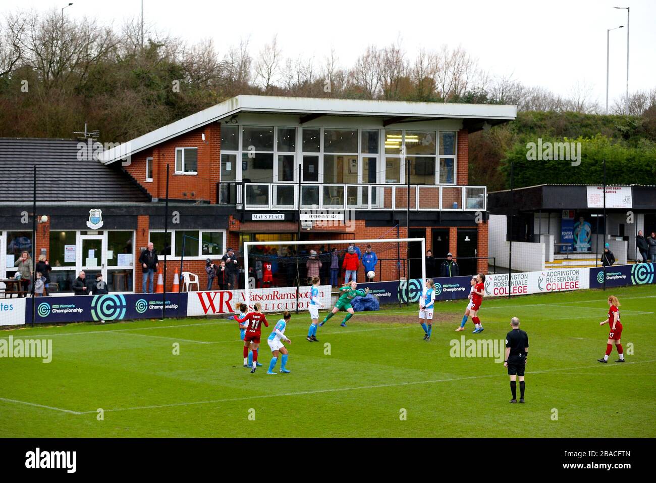 Le gardien de but Blackburn Rovers Lauren Perry fait un gain Banque D'Images