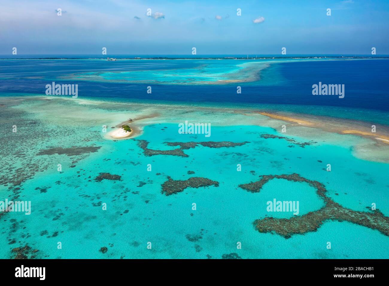 Haut de récif avec lagon et coraux, canal de récif dans le récif extérieur, Dhivehi : Kandu, atoll de Ghaafu Dhaalu, Océan Indien, Maldives Banque D'Images