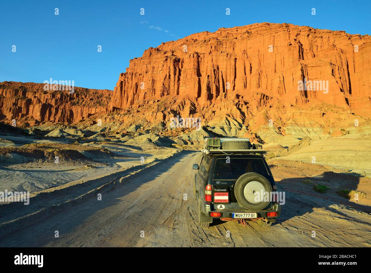 Véhicule tout-terrain, Toyota Land Cruiser sur la route en face d'un rocher rouge, réserve naturelle d'Ischigualasto, province de San Juan, Argentine Banque D'Images