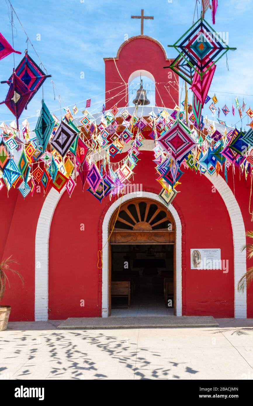 Cuasiparroquia de Nuestra Senora de Guadalupe, l'église catholique de Sayulita, au Mexique, ornée d'ojo de dios pour la célébration du Dia de Los Muertos. Banque D'Images