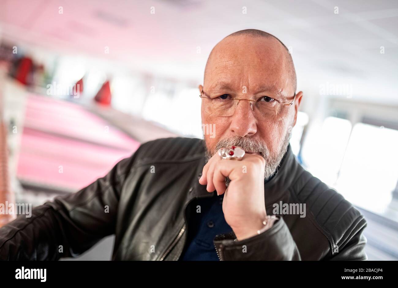 Pforzheim, Allemagne. 17 mars 2020. Uwe Hück, conseiller municipal du SPD à Pforzheim et ancien président du comité d'entreprise de Porsche, enregistré dans un studio sportif du Lernstiftung Hück à Pforzheim. Il aide les jeunes défavorisés depuis des années: Grâce à sa Fondation d'apprentissage Pforzheim, qui les aide à trouver un emploi, à résoudre les problèmes de dette et de devoirs, et où les jeunes délinquants peuvent également profiter des services sociaux supervisés. Crédit: Uli Deck/dpa/Alay Live News Banque D'Images