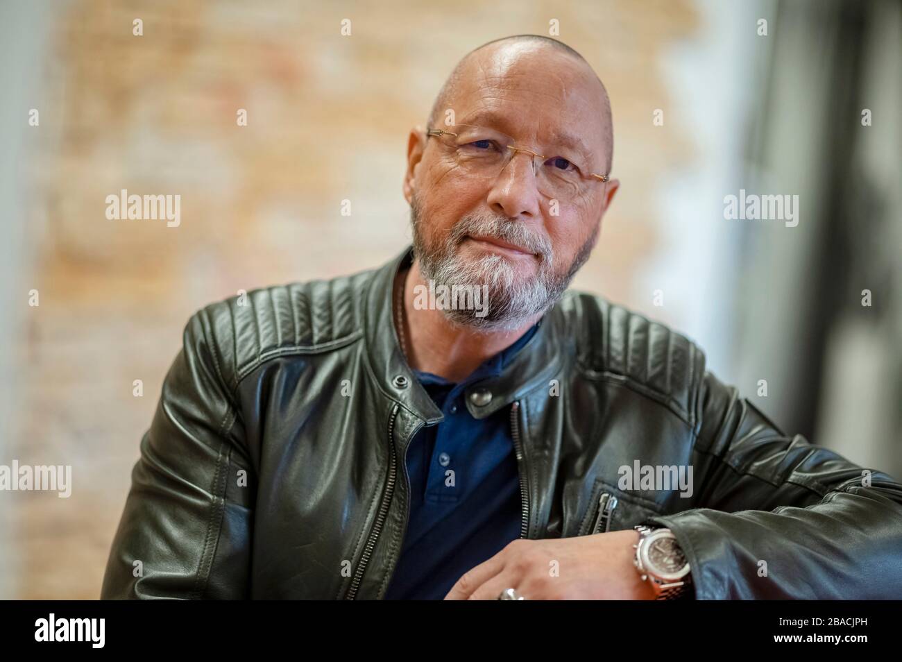 Pforzheim, Allemagne. 17 mars 2020. Uwe Hück, conseiller municipal du SPD à Pforzheim et ancien président du comité d'entreprise de Porsche, enregistré dans un studio sportif du Lernstiftung Hück à Pforzheim. Il aide les jeunes défavorisés depuis des années: Grâce à sa Fondation d'apprentissage Pforzheim, qui les aide à trouver un emploi, à résoudre les problèmes de dette et de devoirs, et où les jeunes délinquants peuvent également profiter des services sociaux supervisés. Crédit: Uli Deck/dpa/Alay Live News Banque D'Images