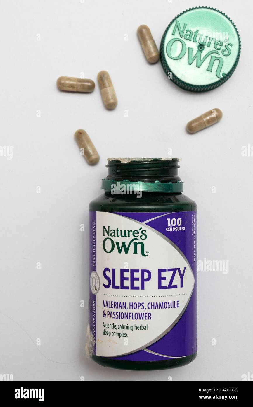 Bouteille de Natures propres comprimés Sleep Ezy pour les troubles du sommeil Banque D'Images