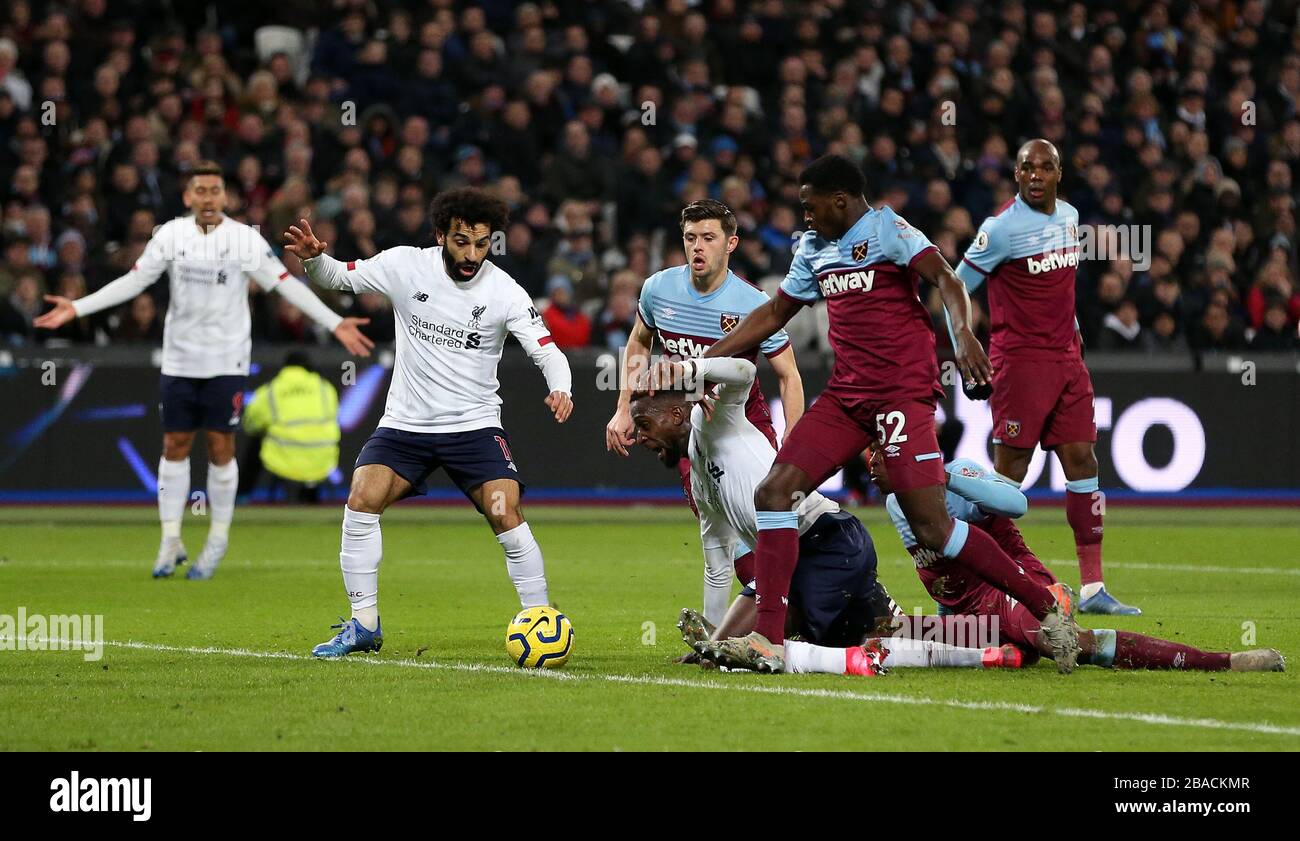 West Ham United's Issa Diop défie le Divock Origi de Liverpool, menant à une pénalité de Liverpool Banque D'Images