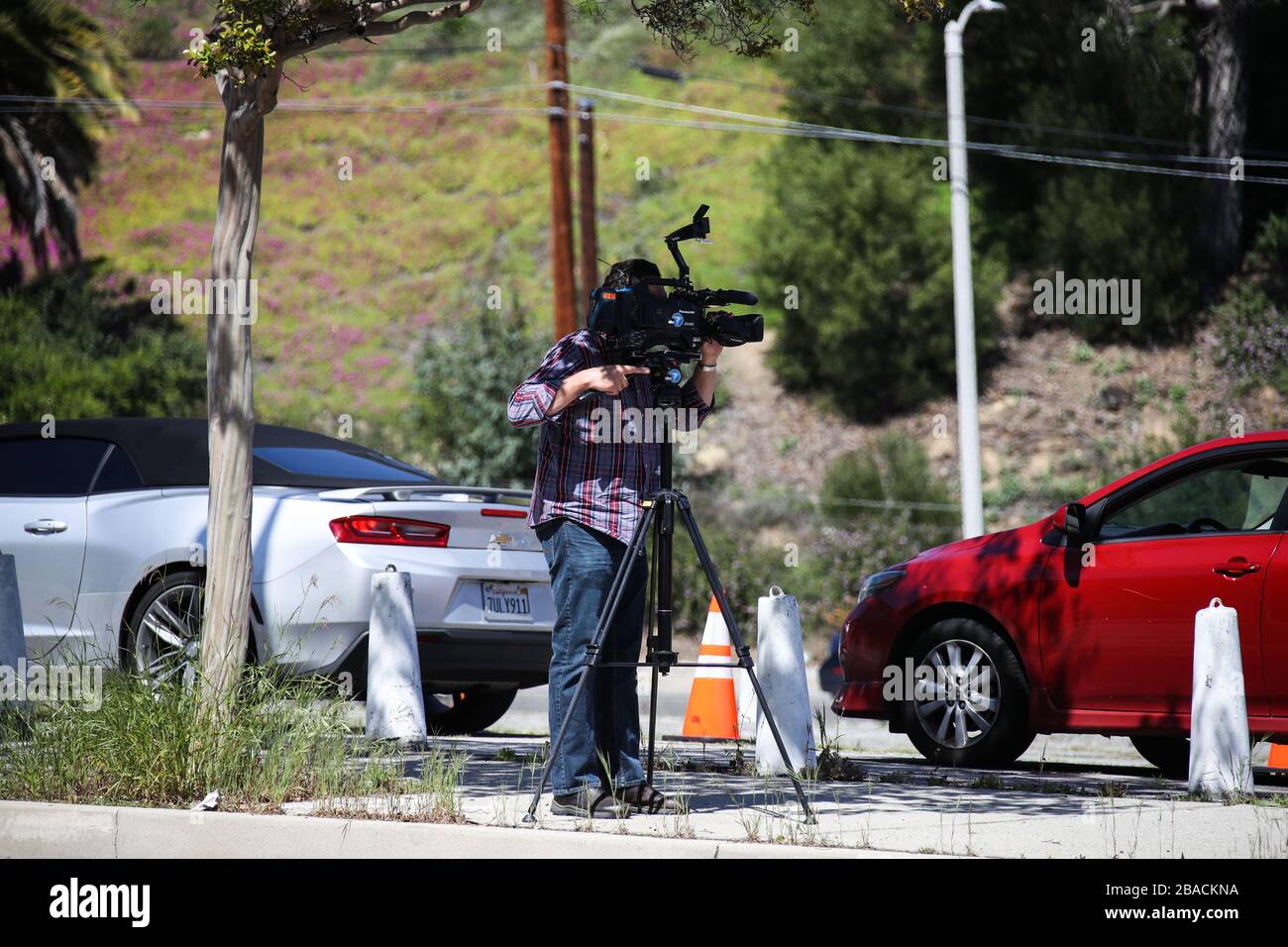 Los Angeles, États-Unis. 26 mars 2020. ELYSIAN PARK, LOS ANGELES, CALIFORNIE, États-Unis - 26 MARS: Un caméraman WABC-TV filmant dans un site de test de conduite de Coronavirus COVID-19 au Frank Hotchkin Memorial Training Center (FHMTC) à 1700 Stadium Way le 26 mars 2020 à Elysian Park, Los Angeles, Californie, États-Unis. La Californie, l'État américain le plus peuplé, a été l'un des plus durement touchés par la pandémie. (Photo de Xavier Collin/image Press Agency) crédit: Image Press Agency/Alay Live News Banque D'Images