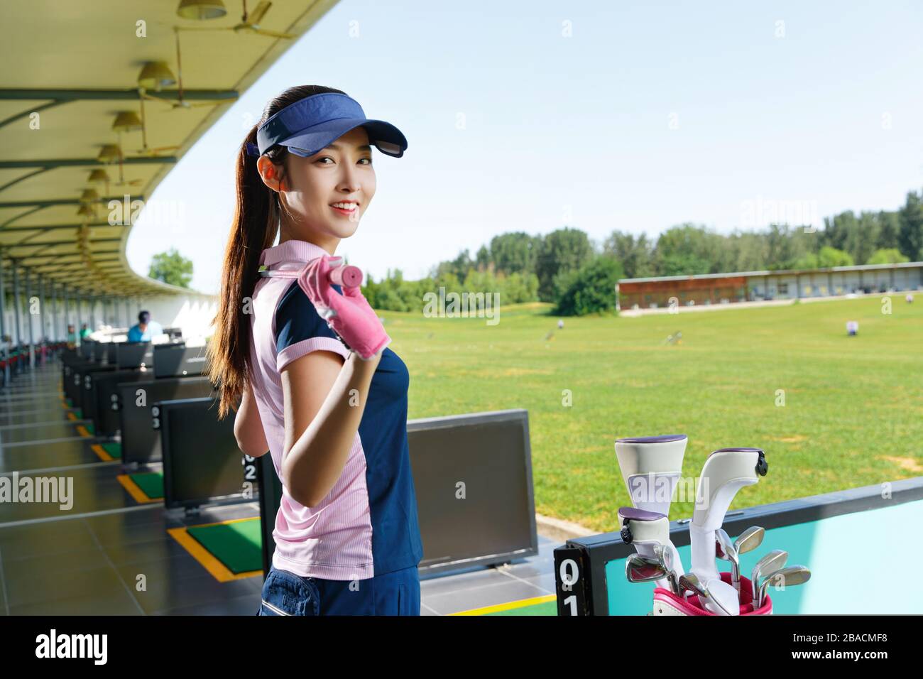 La jeune femme à jouer au golf Banque D'Images