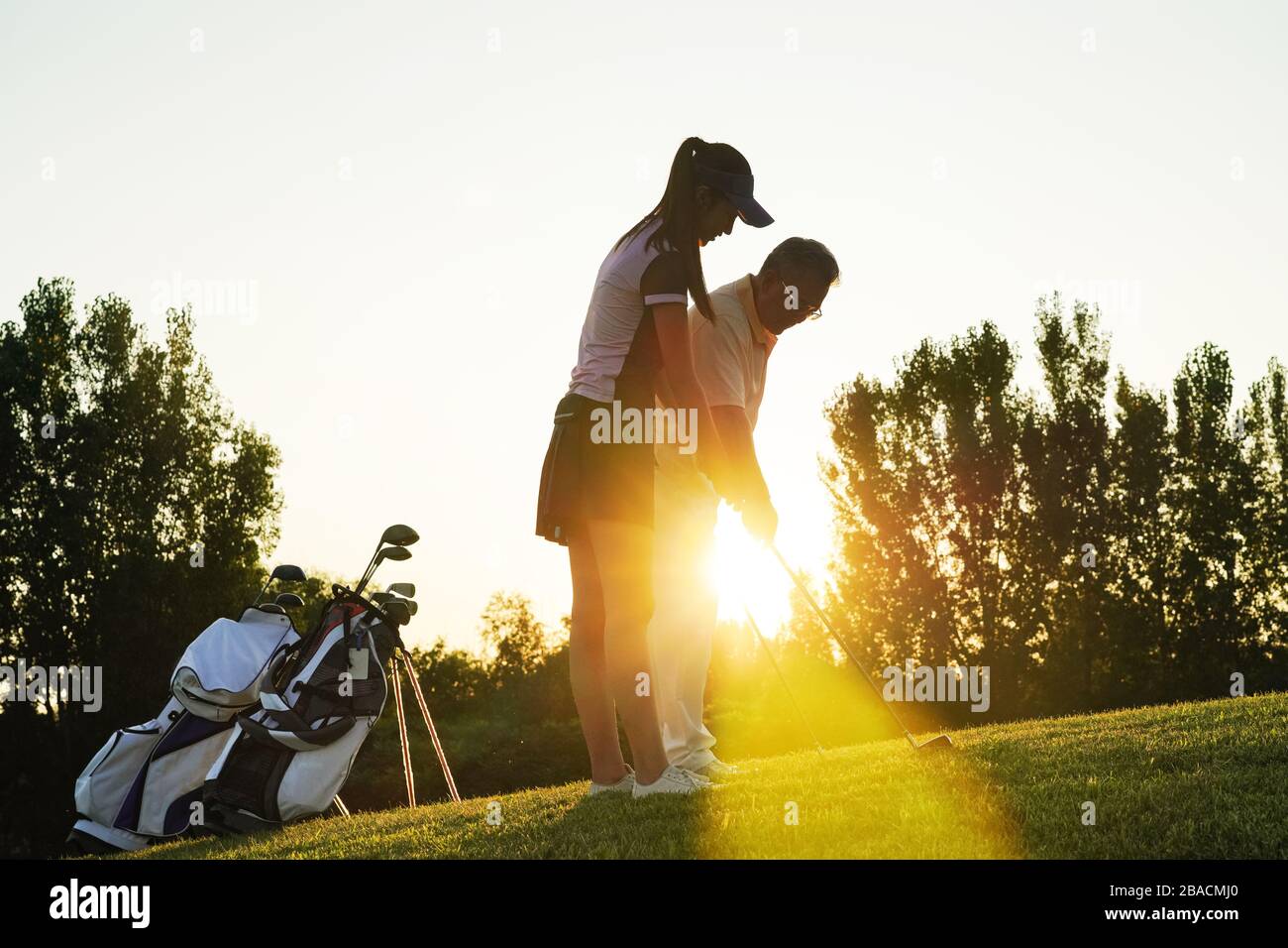 Les jeunes femmes et les personnes âgées pour jouer au golf Banque D'Images