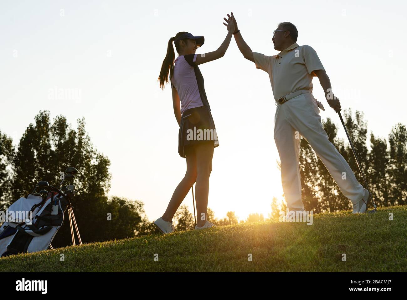 Les jeunes femmes et les personnes âgées pour jouer au golf Banque D'Images