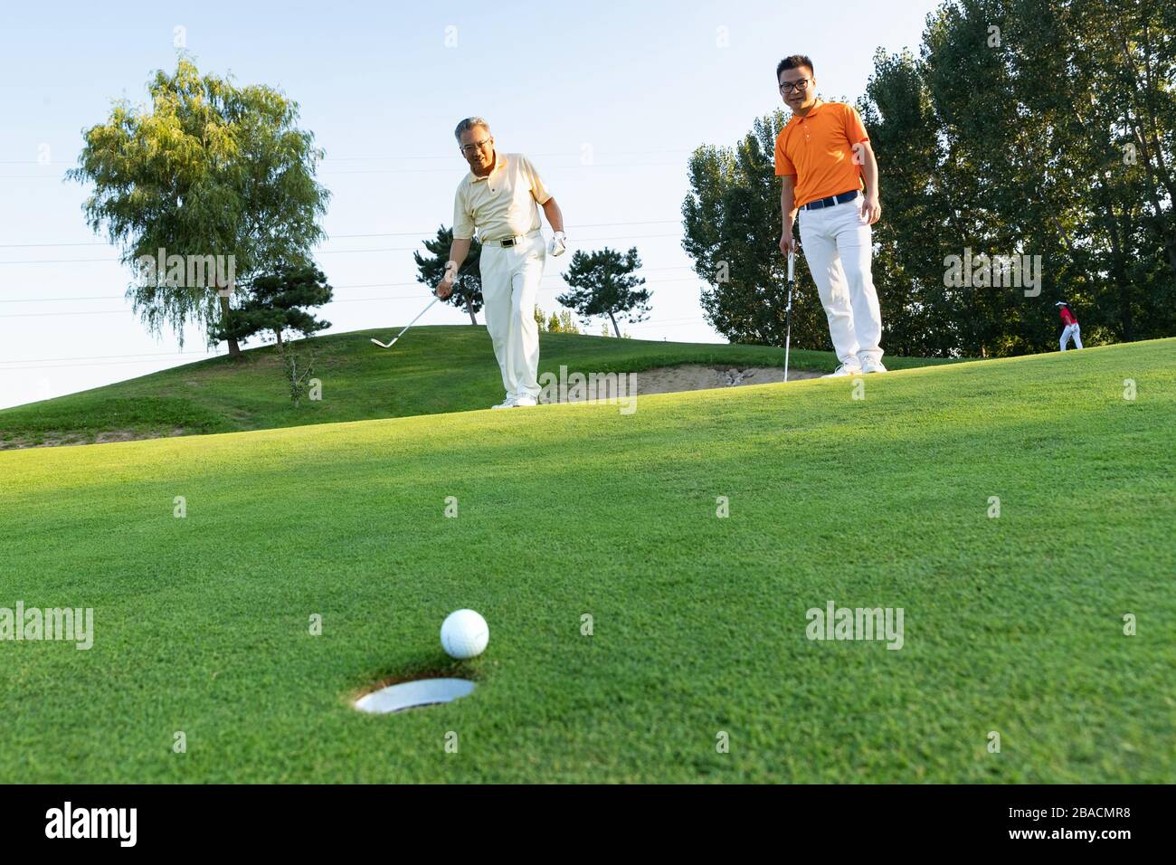 Jeune et vieux pour jouer au golf Banque D'Images