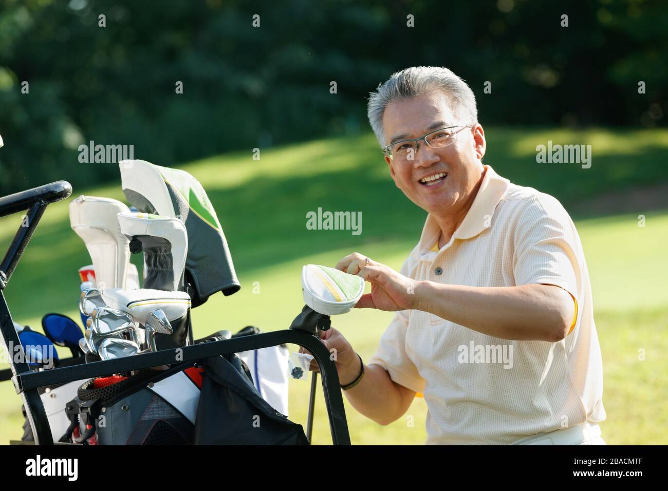 Le bonheur des personnes âgées de jouer au golf Banque D'Images