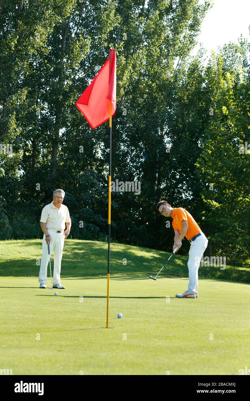 Jeune et vieux pour jouer au golf Banque D'Images