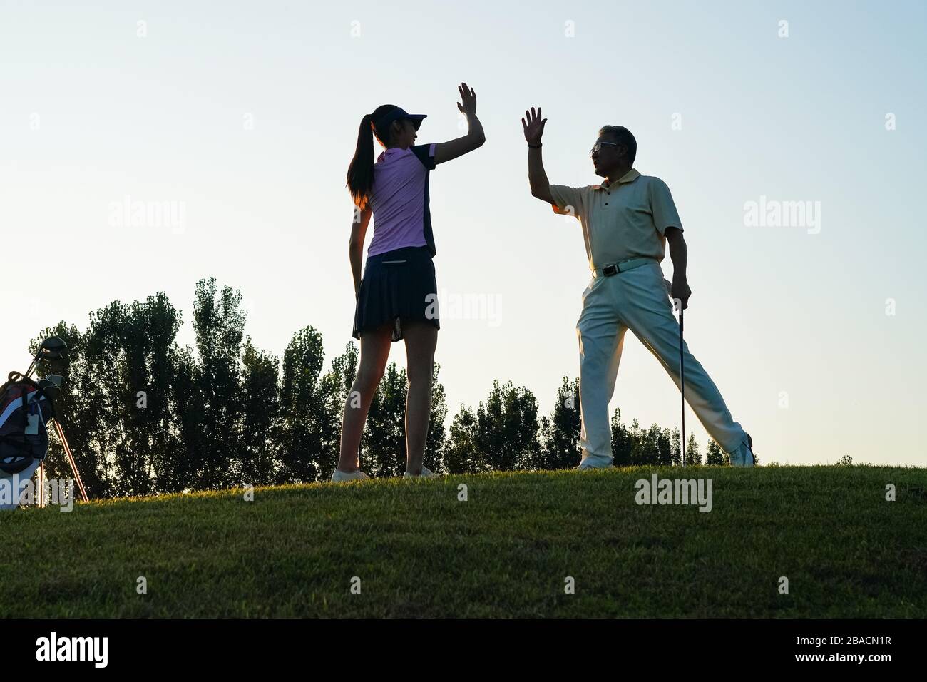 Les jeunes femmes et les personnes âgées pour jouer au golf Banque D'Images
