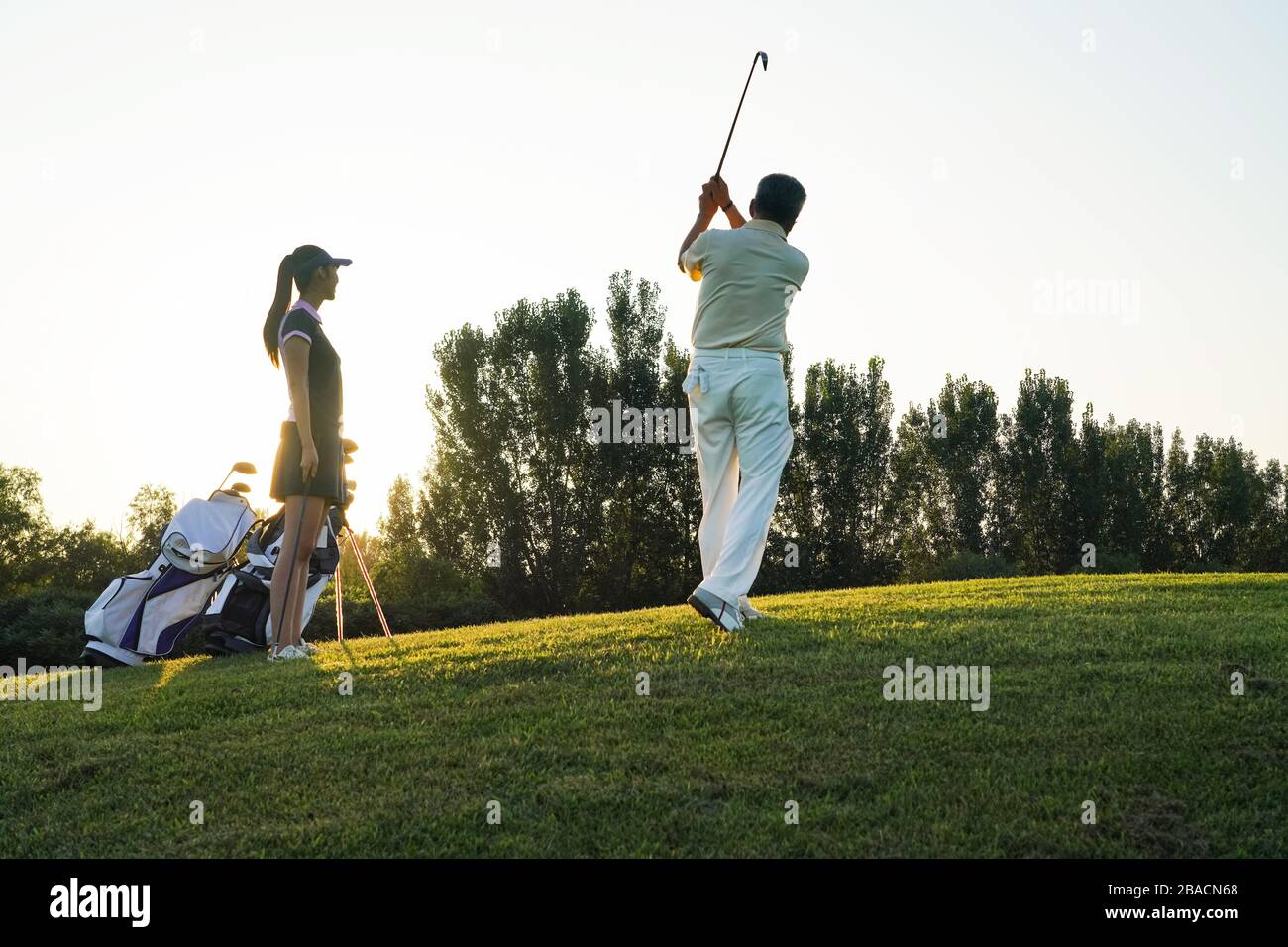 Jeunes femmes et personnes âgées pour jouer au golf Banque D'Images