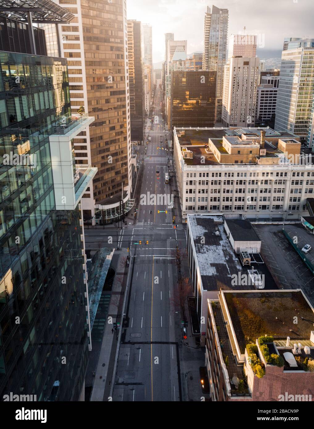 Vue aérienne du centre-ville de Vancouver, rue Georgia, en direction du parc Stanley, presque vide en raison de la pandémie du virus COVID-19. Banque D'Images